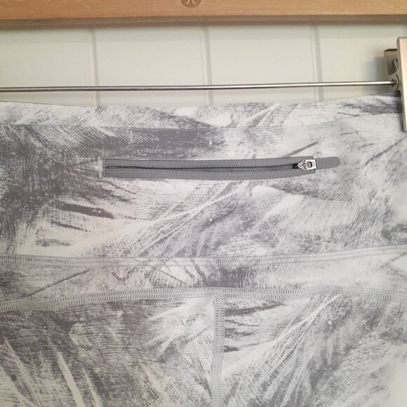 Lululemon Pace Perfect Crop (17") Breeze By White Light Cast / Light Cast Size 8 - Picture 7 of 14